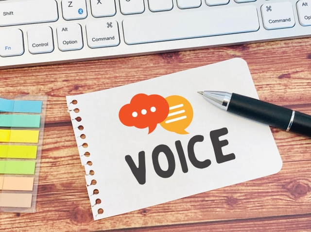 VOICEの文字とペン
